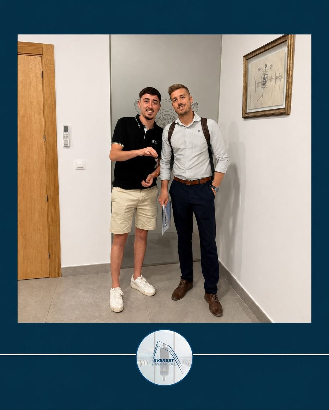 Cliente recibiendo las llaves de su nueva vivienda