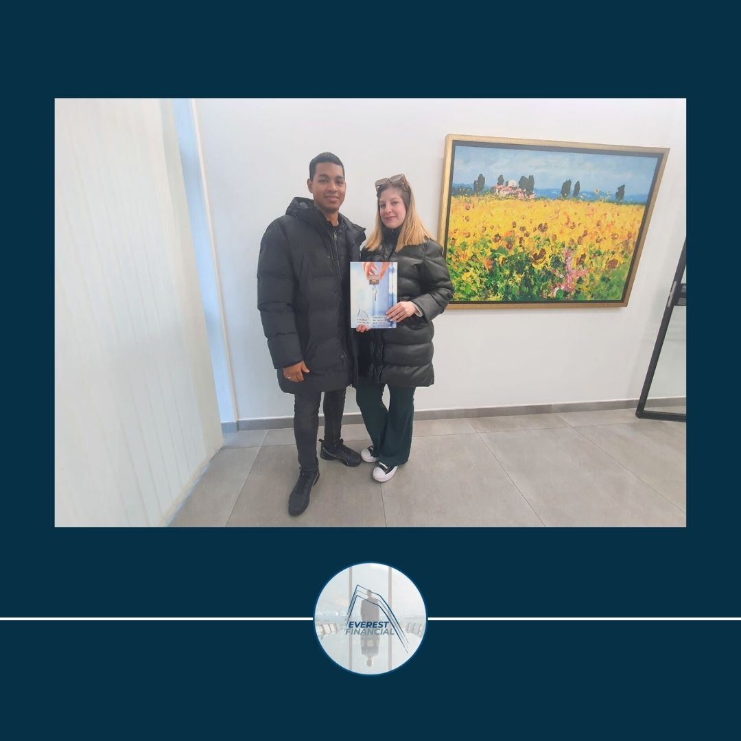 Clienta con su carpeta de Everest Financial
