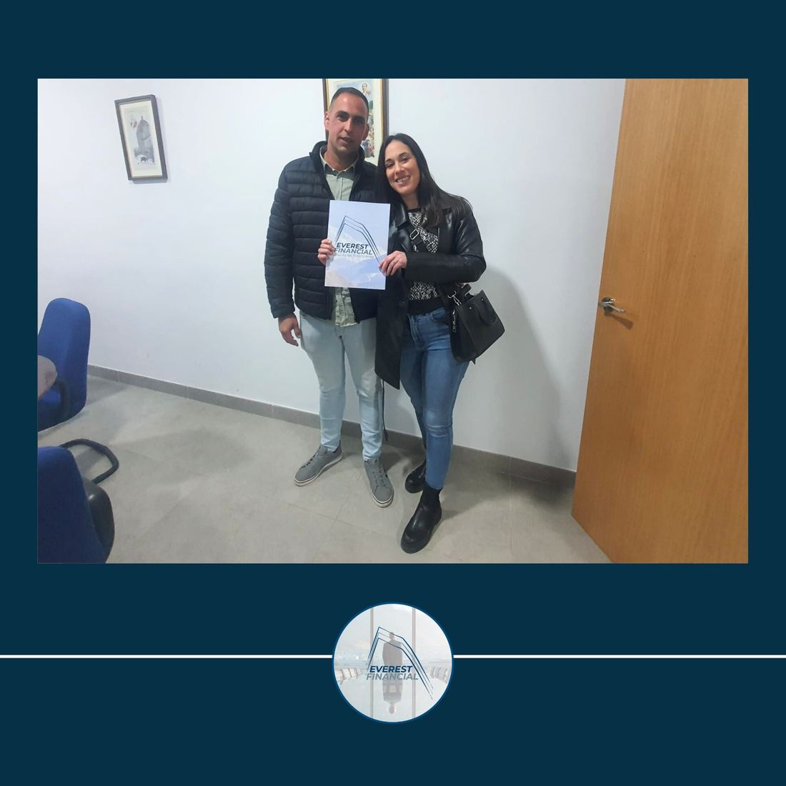 Pareja de clientes tras la firma de su hipoteca